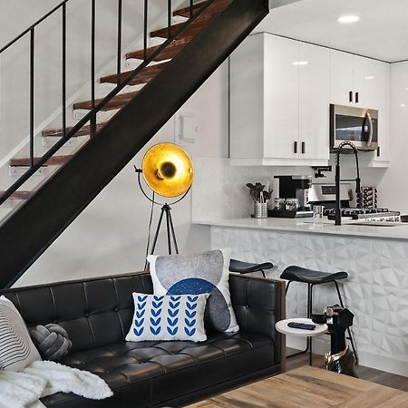 Contemporary Couples Getaway Near Austin Favorites - Loft 21アパートメント エクステリア 写真