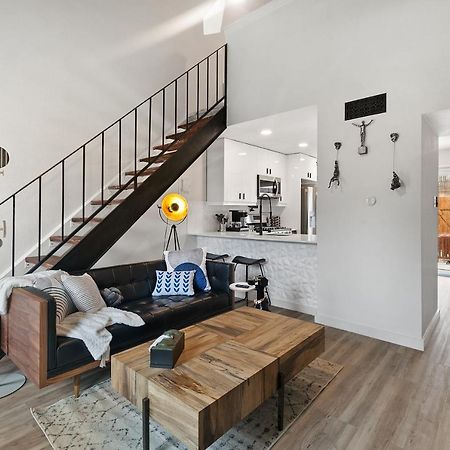 Contemporary Couples Getaway Near Austin Favorites - Loft 21アパートメント エクステリア 写真