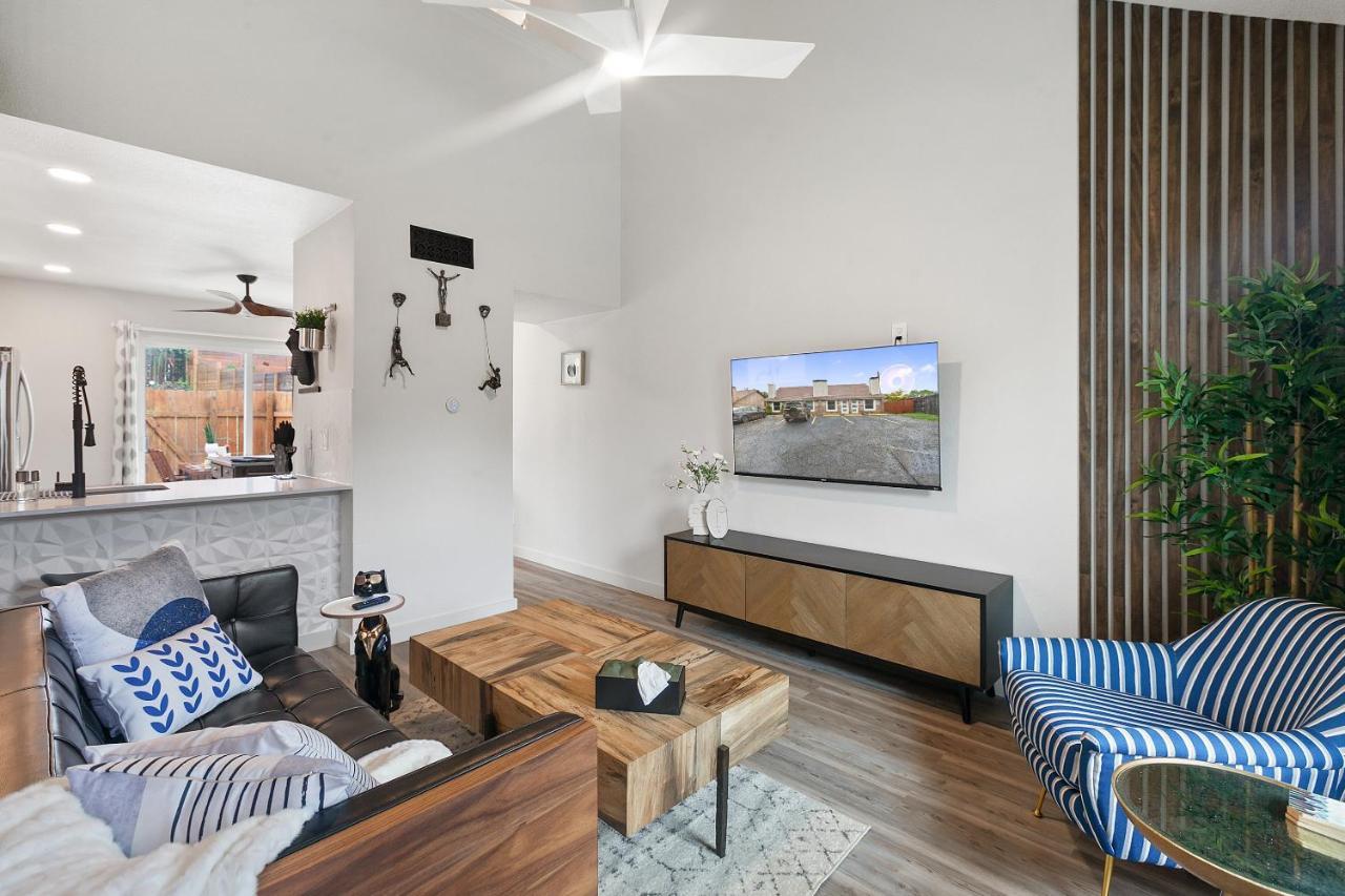 Contemporary Couples Getaway Near Austin Favorites - Loft 21アパートメント エクステリア 写真
