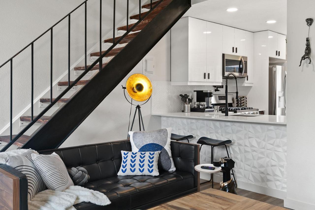 Contemporary Couples Getaway Near Austin Favorites - Loft 21アパートメント エクステリア 写真