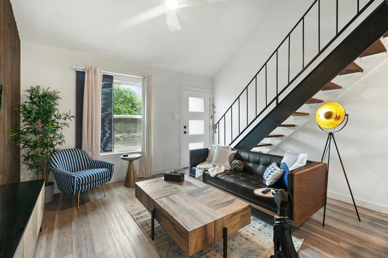Contemporary Couples Getaway Near Austin Favorites - Loft 21アパートメント エクステリア 写真