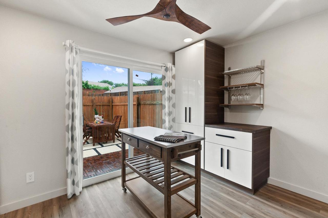 Contemporary Couples Getaway Near Austin Favorites - Loft 21アパートメント エクステリア 写真