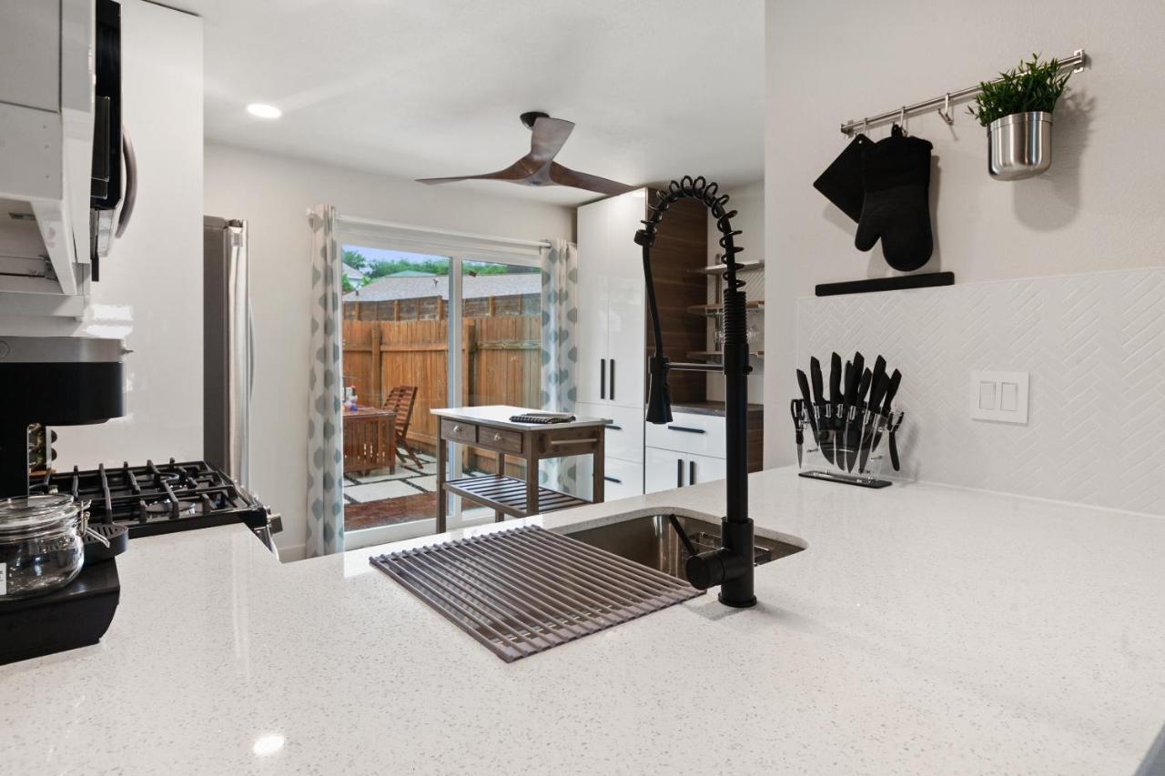 Contemporary Couples Getaway Near Austin Favorites - Loft 21アパートメント エクステリア 写真