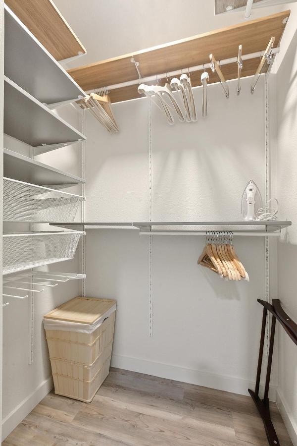 Contemporary Couples Getaway Near Austin Favorites - Loft 21アパートメント エクステリア 写真