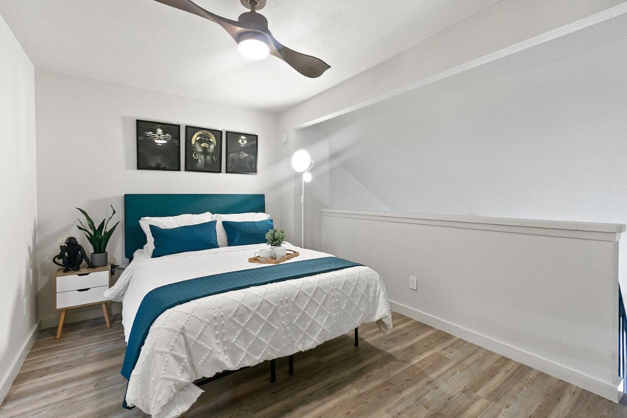Contemporary Couples Getaway Near Austin Favorites - Loft 21アパートメント エクステリア 写真